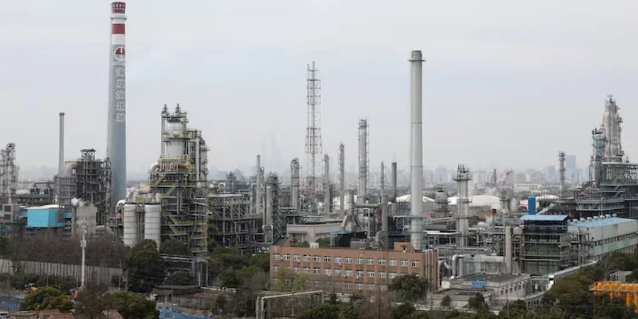 Китайський НПЗ Sinopec з димарями та трубопроводами