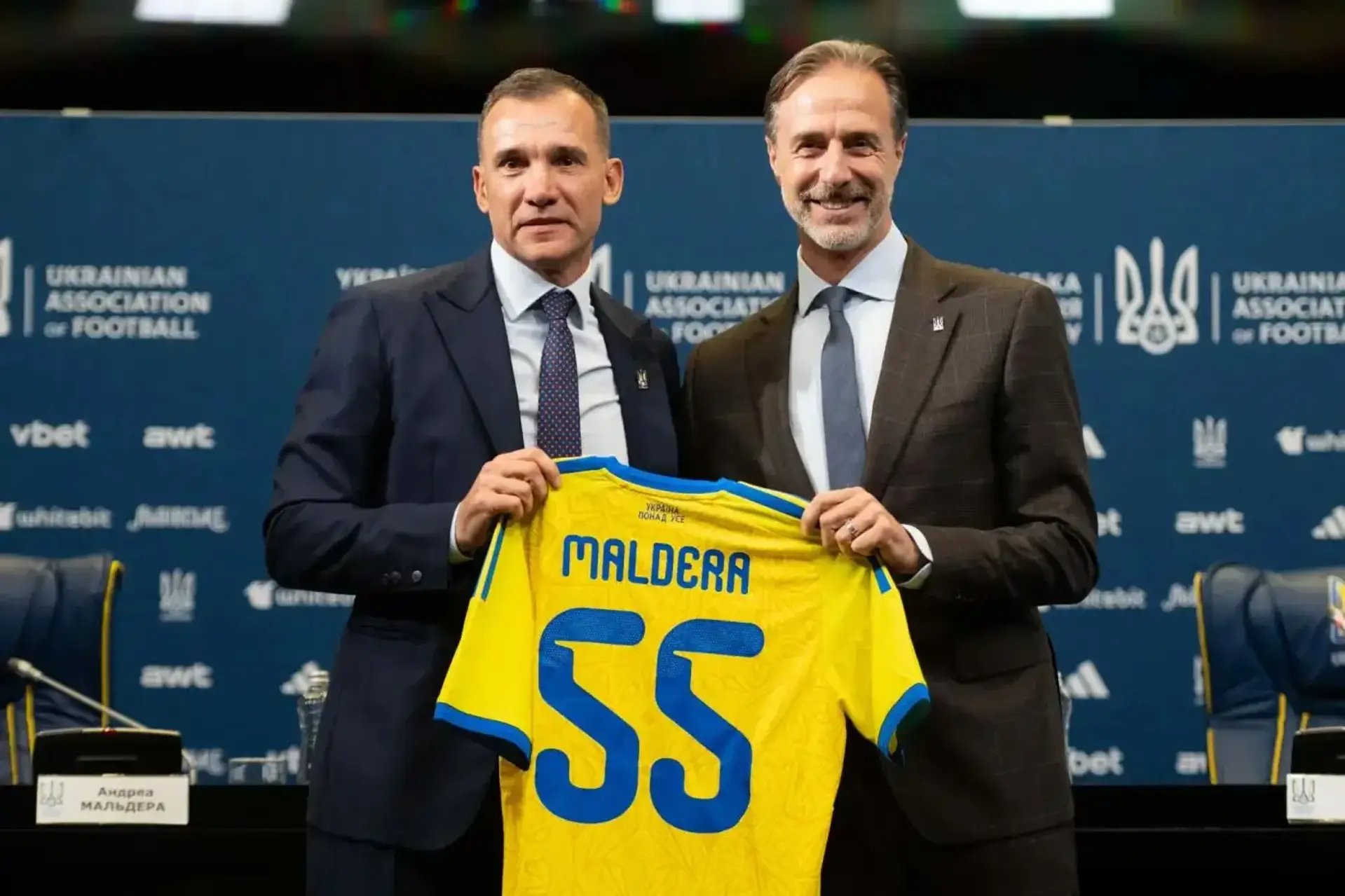 Андреа Мальдера та представник УАФ з футболкою MALDERA 55
