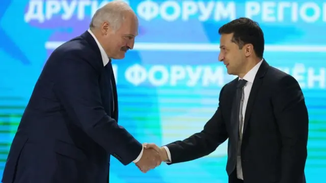Олександр Лукашенко та Володимир Зеленський тиснуть руки на форумі регіонів