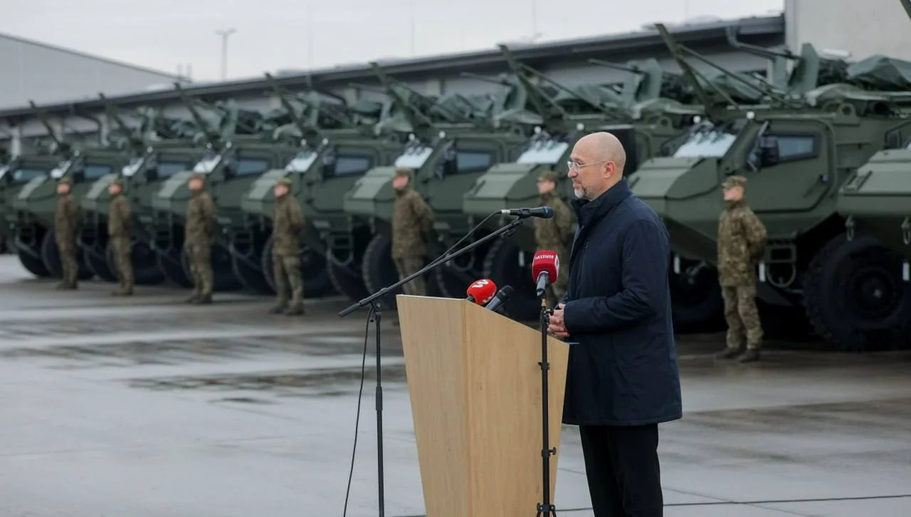 Міністр оборони Латвії Райвіс Мелніс передає бронемашини CVRT Третьому корпусу