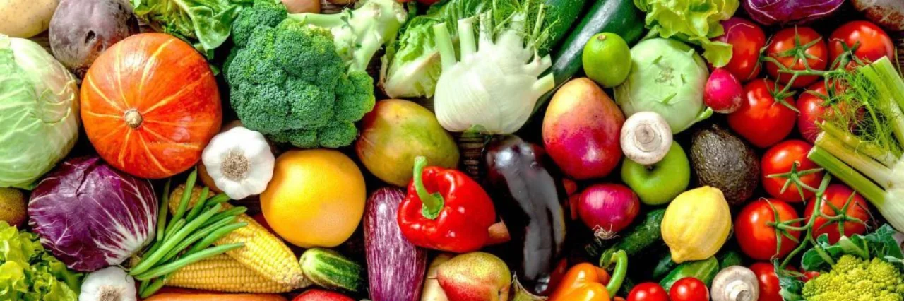 Не ведитесь на маркетинг: 8 продуктов, которые не обязательно покупать органическими Разнообразные овощи и фрукты, которые не обязательно покупать органическими