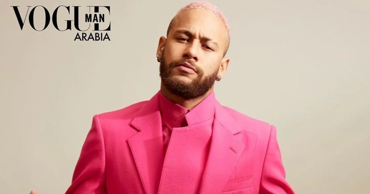 Неймар з новою яскраво-рожевою зачіскою в рожевому костюмі для Vogue Man Arabia