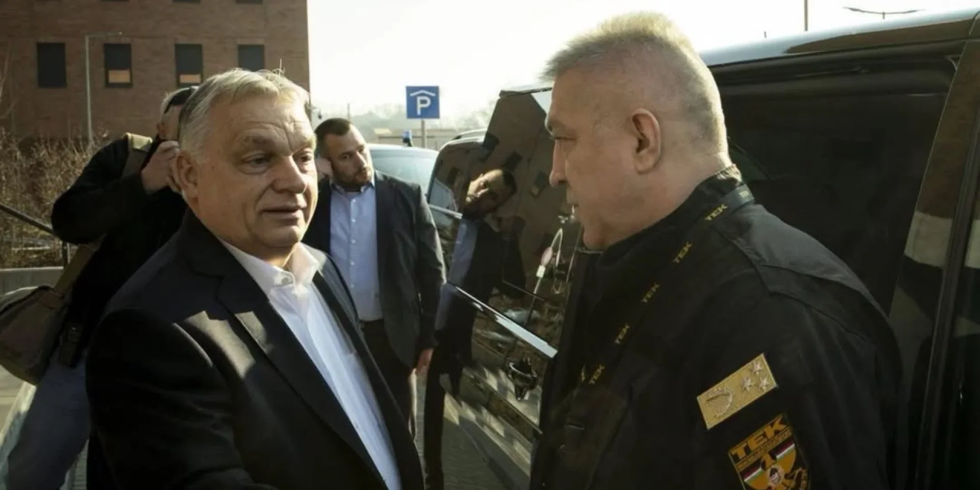 Віктор Орбан розмовляє з Яношем Гайду біля службового авто