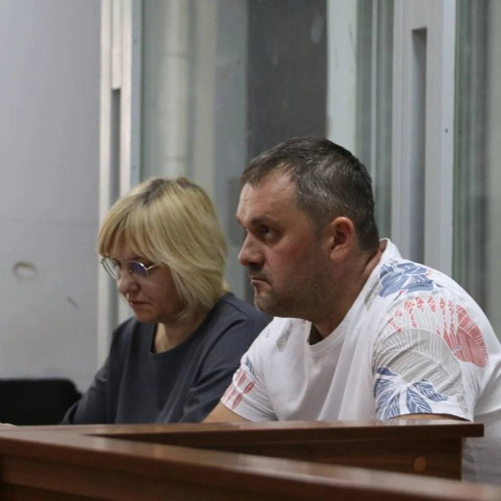 Детектив НАБУ Віктор Гусаров з адвокаткою Оленою Сторожук у суді