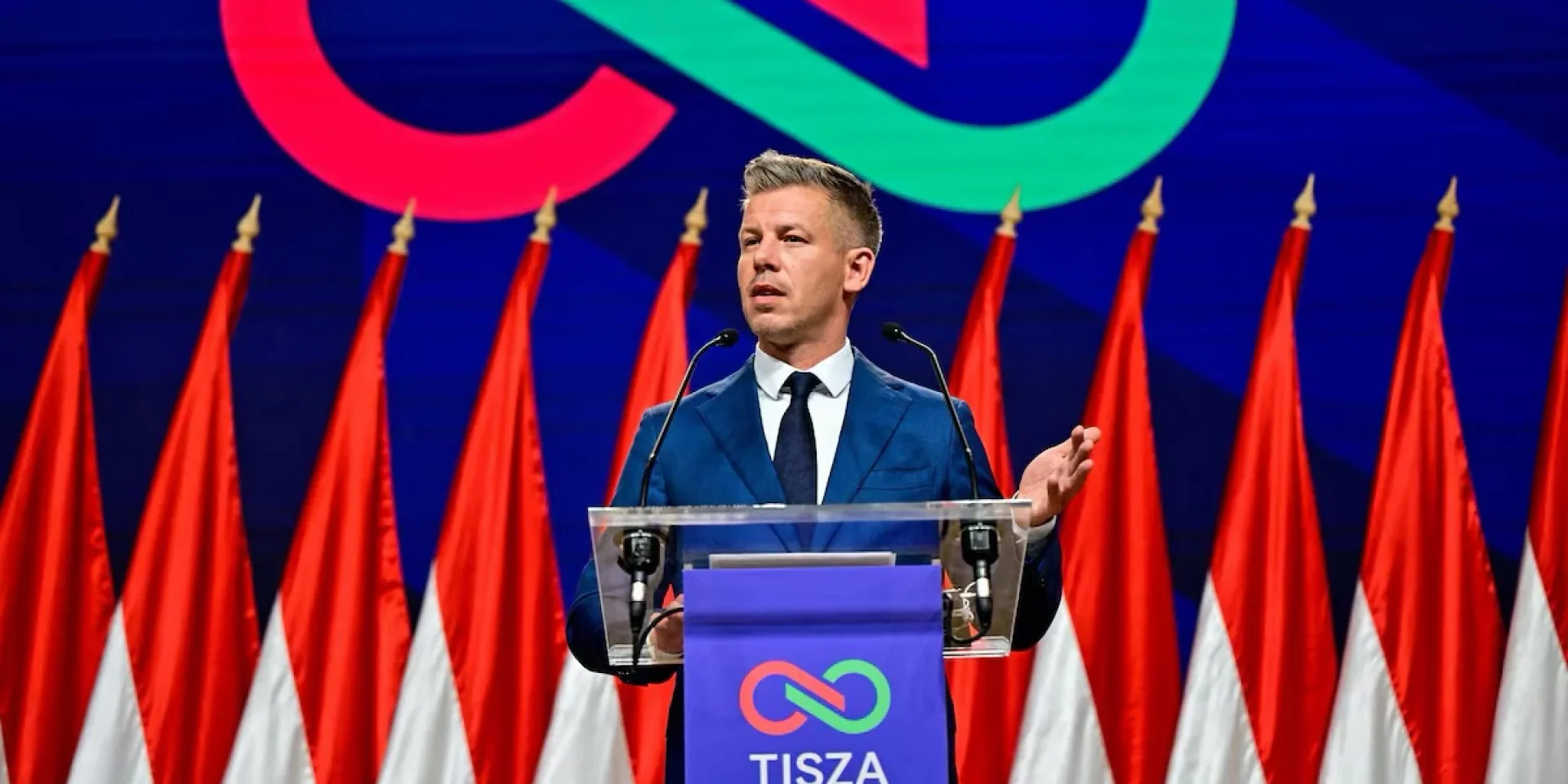 Петер Мадяр виступає на трибуні партії Тиса щодо реформи ЗМІ Угорщини
