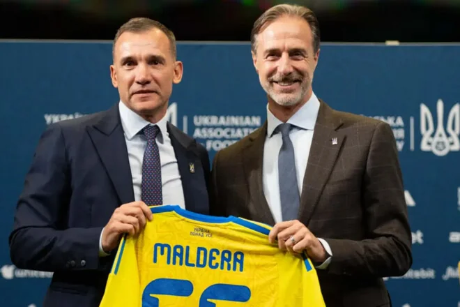 Андреа Мальдера та представник УАФ з футболкою MALDERA 55