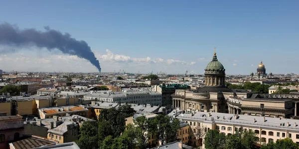 Дим від удару дронів над центром Санкт-Петербурга під час економічного форуму Путіна
