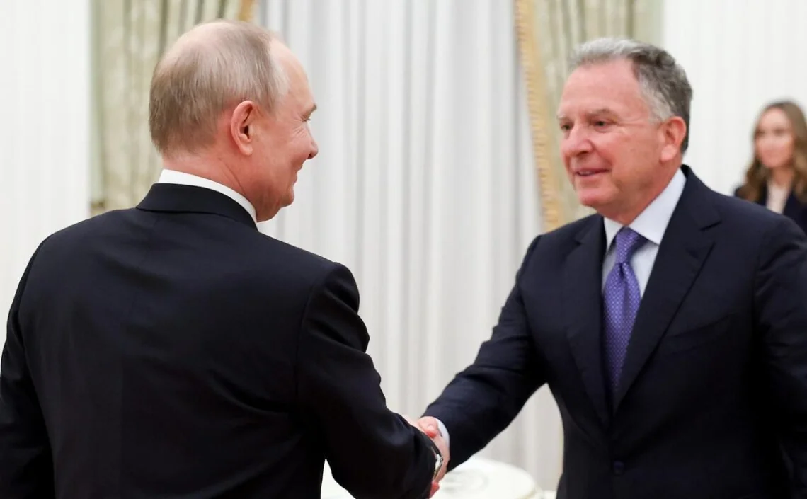 Путін і Шредер тиснуть руки під час зустрічі в Кремлі
