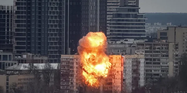 Вибух у багатоповерхівці Києва після ракетного удару РФ