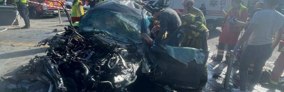 Пошкоджений Mercedes-Benz C300 після смертельної ДТП у Соломянському районі Києва