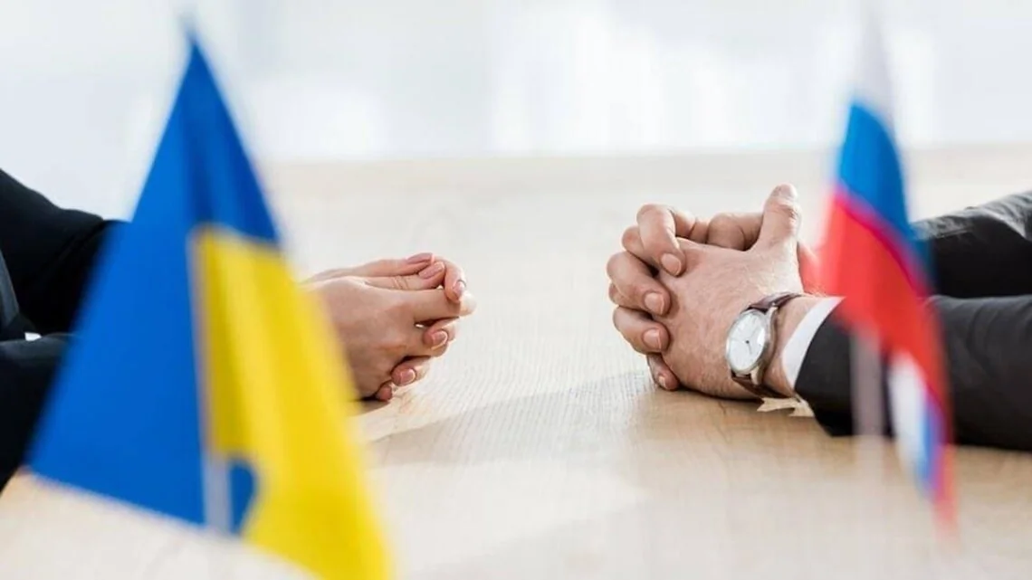 Рукостискання представників України та РФ на переговорах восени