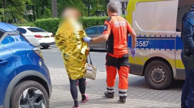 Рятувальник допомагає потерпілому українцю після викрадення у Вроцлаві
