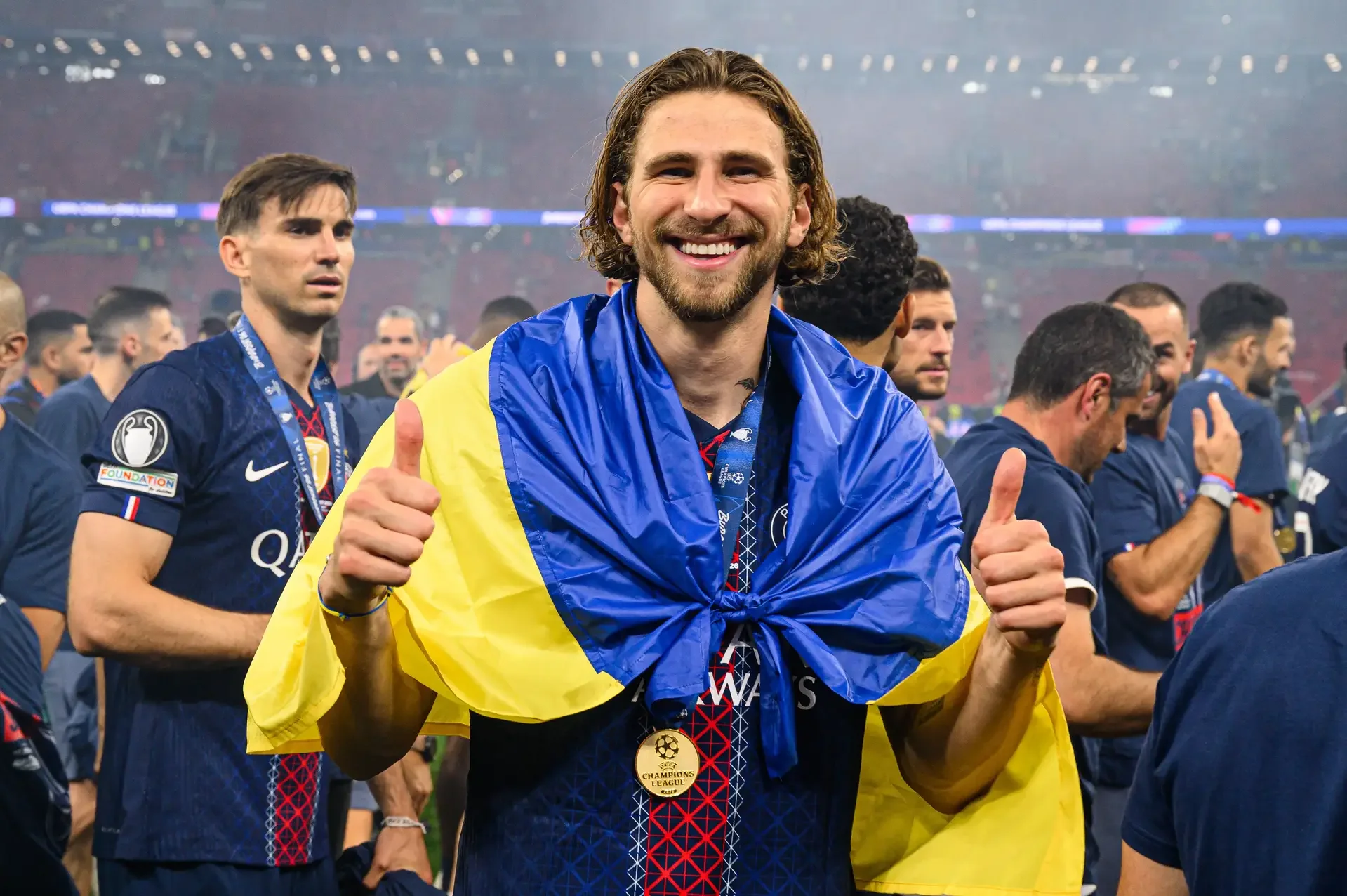 Ілля Забарний святкує перемогу ПСЖ у Лізі чемпіонів з прапором України