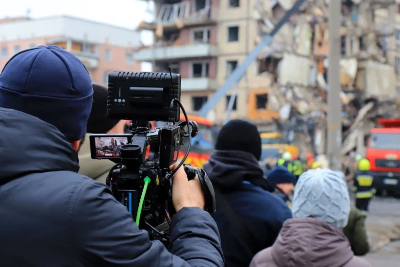 Оператор знімальної групи фіксує руйнування в Запоріжжі після атаки