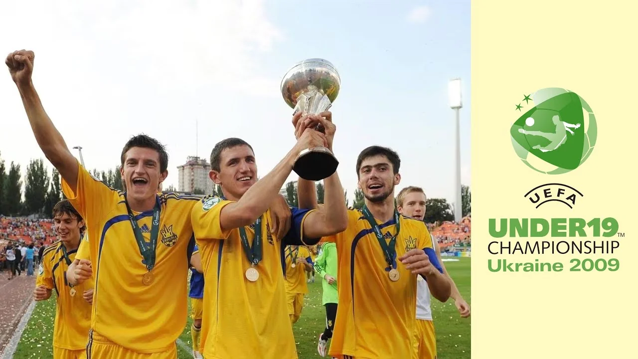 Збірна України святкує перемогу з трофеєм на Євро-2009 U-19