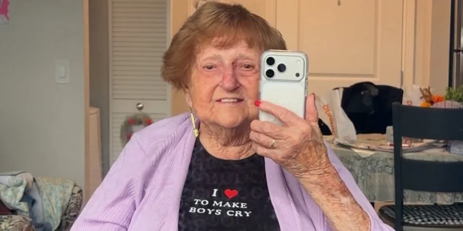 96-річна блогерка Grandma Droniak посміхається й робить селфі вдома