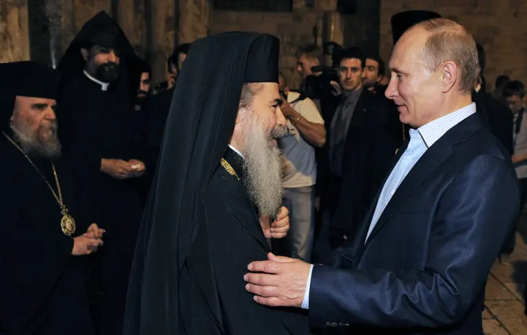 Володимир Путін вітає митрополита Російської православної церкви в лаврі