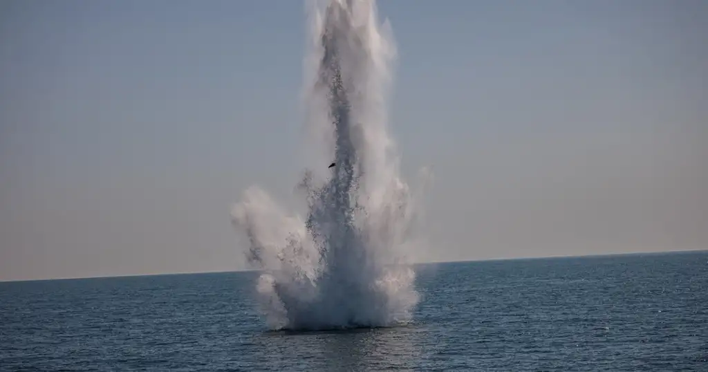 Вибух у морі від атаки дронів на судна в Азовському морі