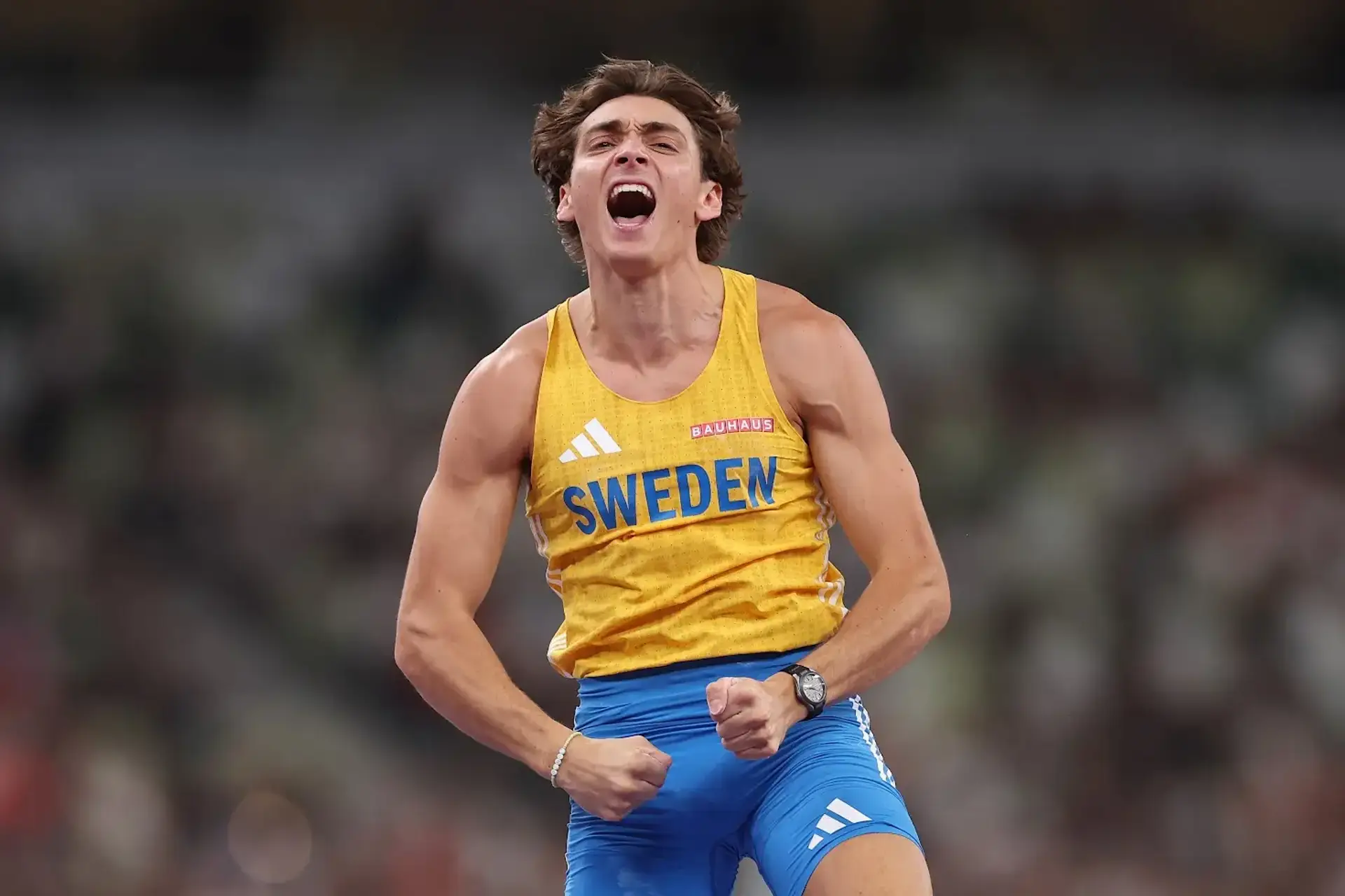Арман Дюплантіс у формі Швеції святкує стрибок з жердиною на Олімпіаді