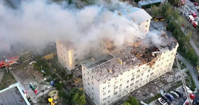 Пошкоджена будівля підприємства в Харкові після удару дрона РФ