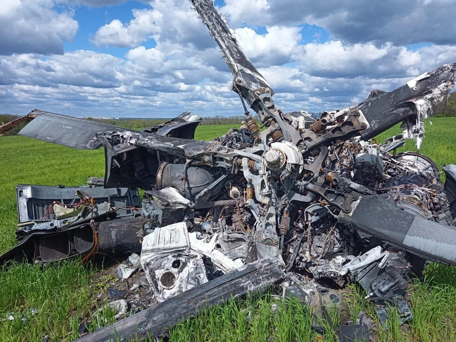 Знищений російський вертоліт Мі-28 у полі Бєлгородської області після удару дроном