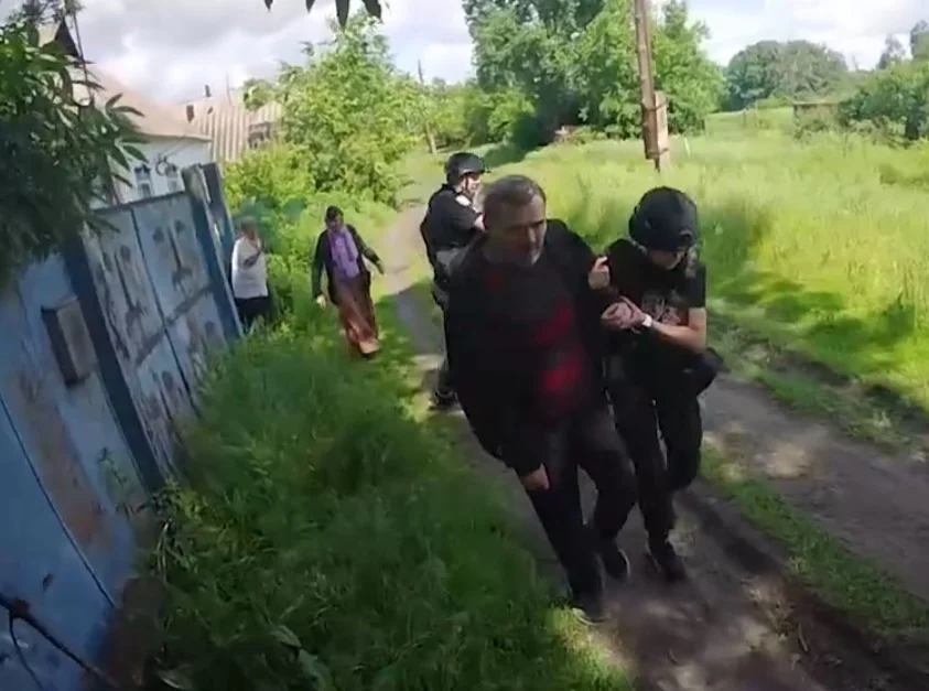 Поліцейські «Білих янголів» евакуюють пораненого цивільного в Дружківці