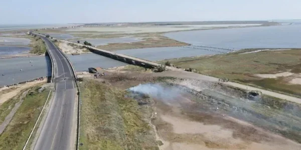 Пожежа біля Чонгарського мосту в Криму після атаки дронів