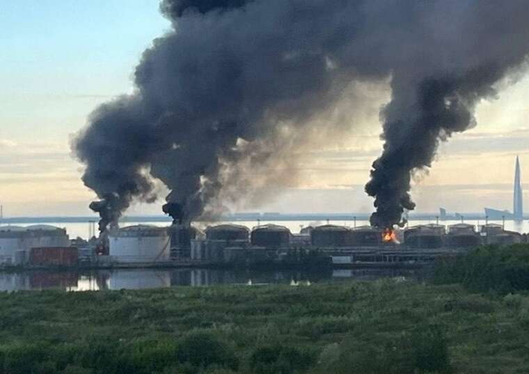 Дим над резервуарами НПЗ КІНЕФ у Кіришах після атаки дронів