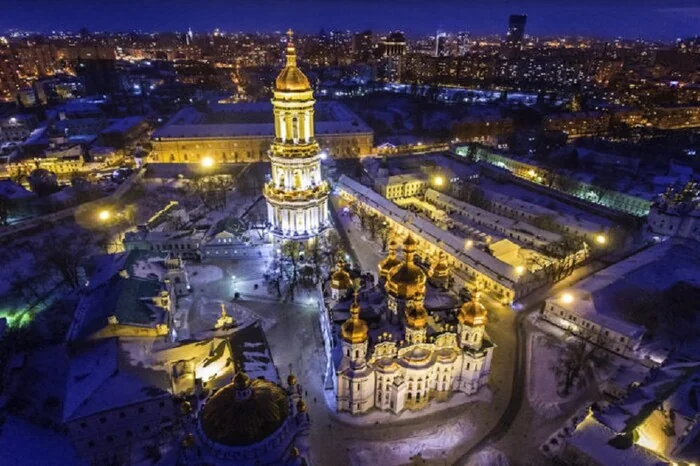 Києво-Печерська лавра з увімкненим освітленням після відновлення електропостачання ДТЕК