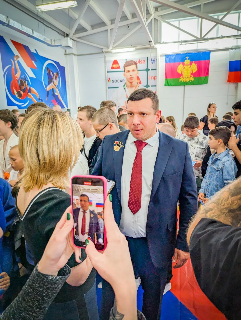 Сергій Арбузов серед натовпу під час висування до Держдуми РФ