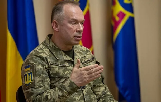 Олександр Сирський у формі на тлі прапорів щодо підпорядкування ТЦК