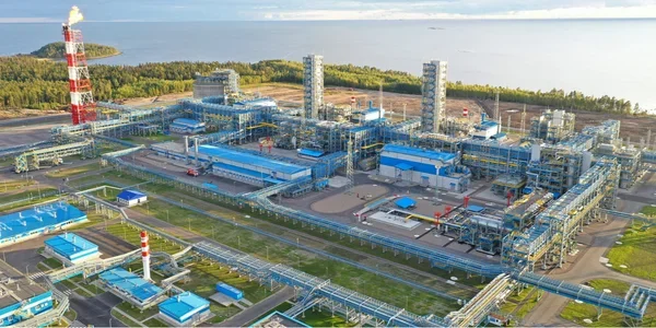 Газопереробний завод Ковиктинського родовища Газпрому біля водойми