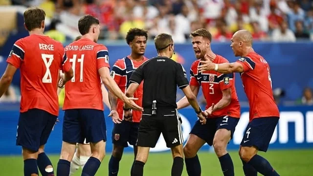 Англійські гравці емоційно сперечаються з арбітром після VAR-рішення