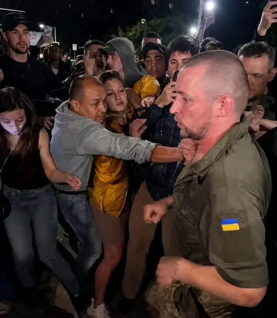 Військовослужбовець ТЦК у формі під час нападу натовпу вночі у Львові