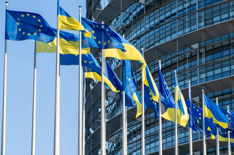 Прапори ЄС та України перед будівлею Європарламенту в Брюсселі
