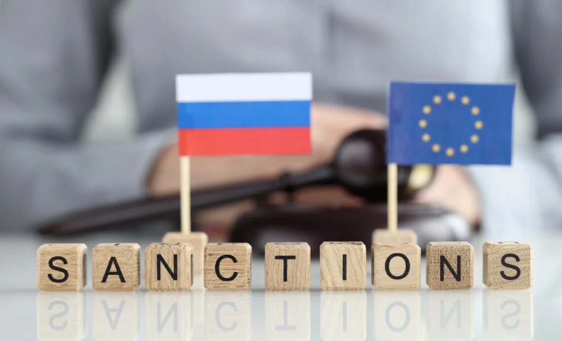 Санкції ЄС проти Росії з прапорцями держав і суддівським молотком
