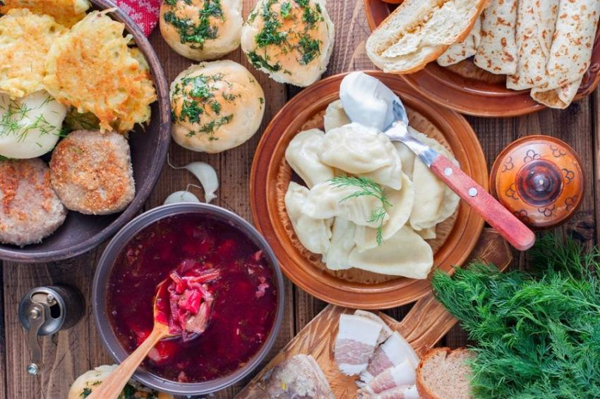 Українська кухня як мова культури: борщ вареники та пампушки на столі