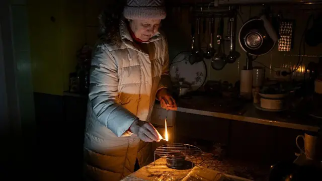 Жінка в Джанкойському районі Криму користується свічкою через відсутність світла