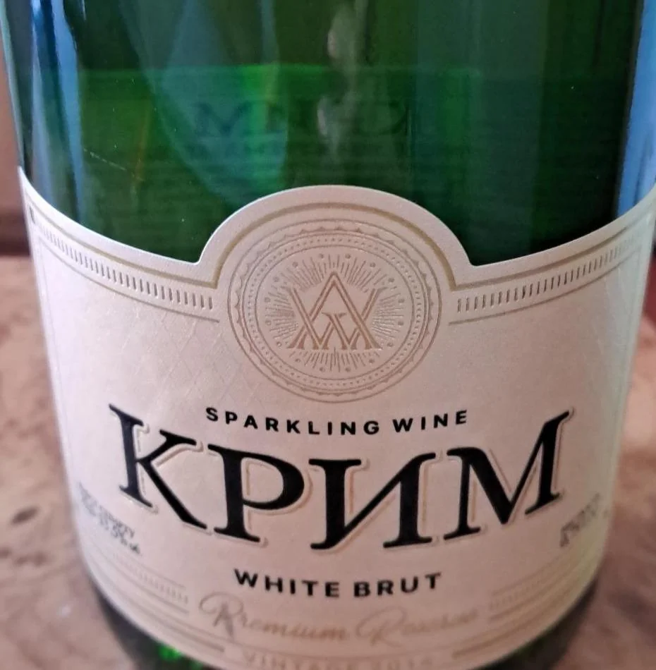 Кримське ігристе вино Крим White Brut з маркуванням Premium Russia