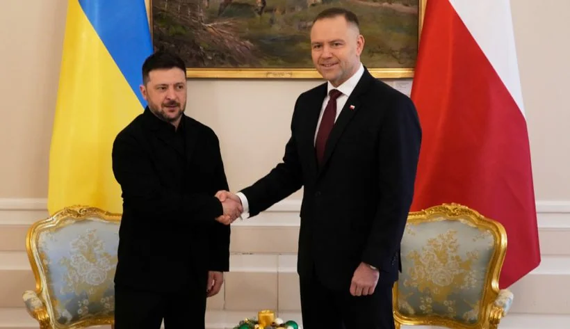 Кароль Навроцький і Володимир Зеленський тиснуть руки під час зустрічі