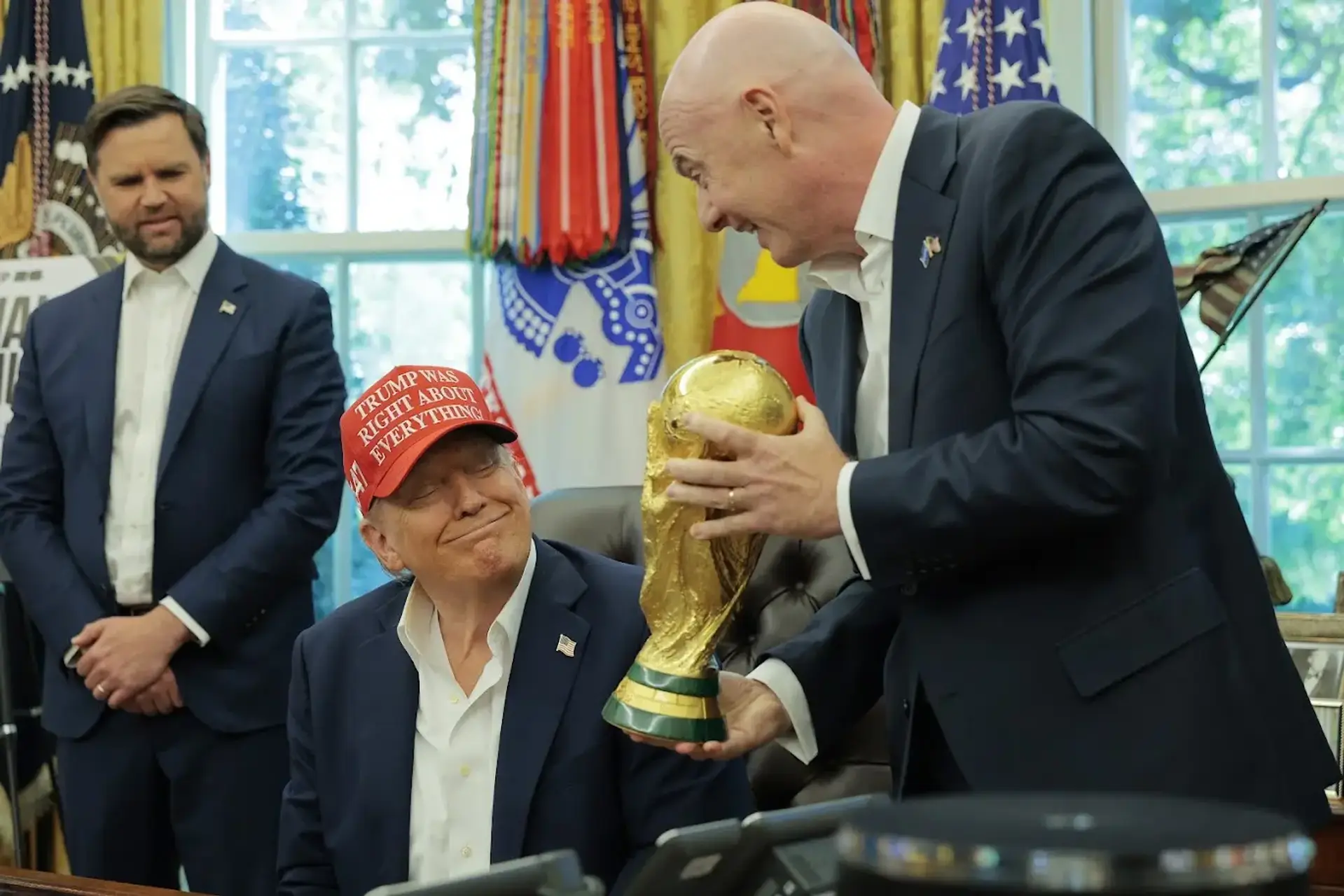 Дональд Трамп з Кубком світу ФІФА в Овальному кабінеті під час політичного візиту
