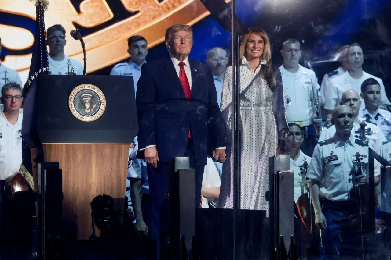 Меланія Трамп у сукні від Адама Ліппеса поруч із Дональдом Трампом на сцені