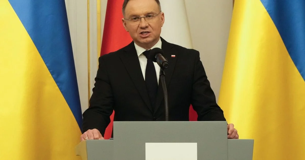 Президент Польщі виступає на трибуні з прапорами України та Польщі щодо законопроекту про ОУН-УПА