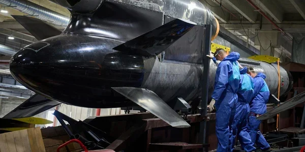 Робітники обслуговують ракету AIM-120 AMRAAM на заводі в Європі