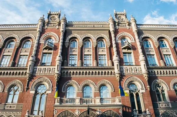 Будівля Національного банку України, що оштрафував банки за порушення фінмоніторингу