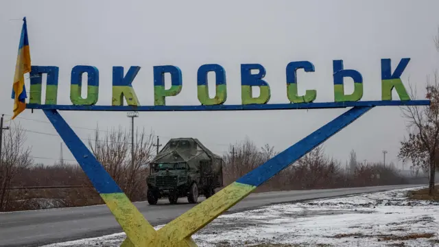 Військова вантажівка проїжджає під знаком Покровська на Донеччині