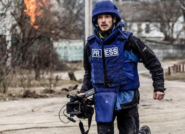 Оператор Української правди з камерою в захисному жилеті PRESS