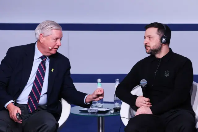 Ліндсі Грем розмовляє з Володимиром Зеленським під час зустрічі в Києві