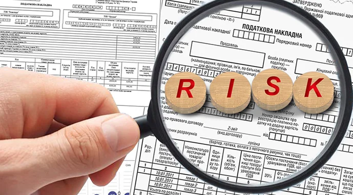 Лупа над податковими документами виявляє RISK для бізнесу