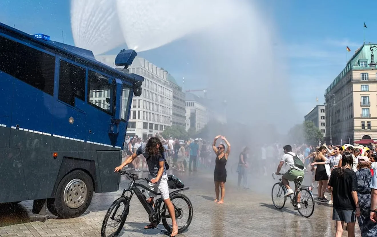 Поліція Німеччини охолоджує людей водометом на вулиці під час спеки